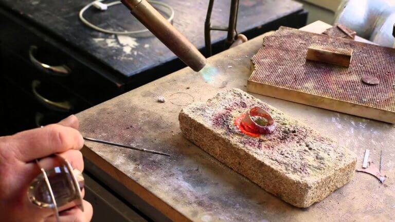 Comment faire fondre de l'argent pour faire des bijoux