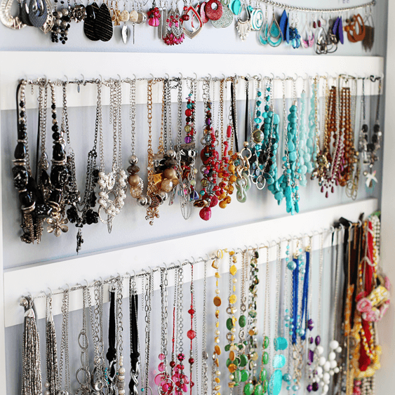 De percha a colgador de collares  Diy jewelry display, Jewelry booth,  Jewelry projects