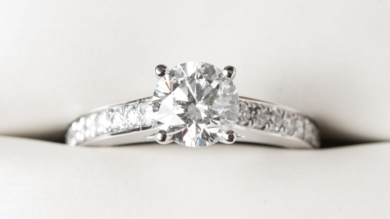 6 Ways To Make Your Engagement Ring Look Bigger (1)