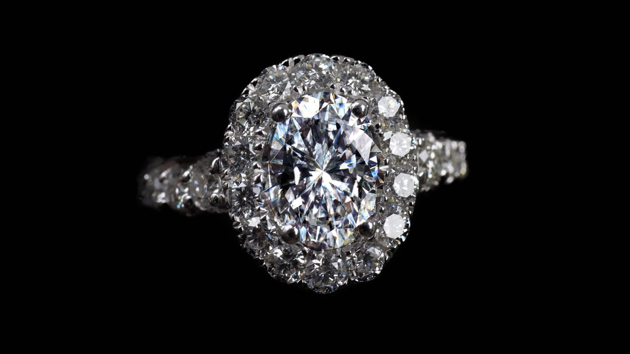 6 Ways To Make Your Engagement Ring Look Bigger (2)