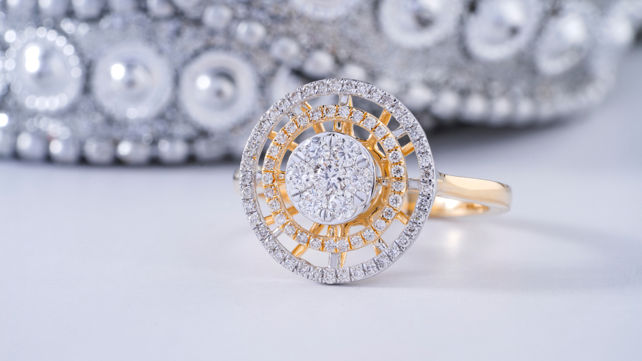 6 Ways To Make Your Engagement Ring Look Bigger (4)