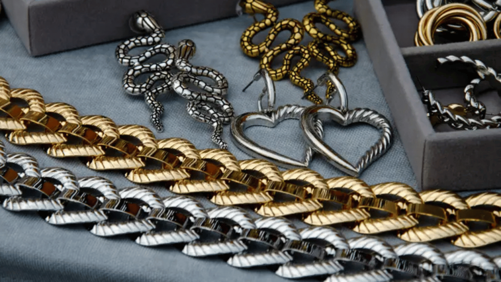 Silver vs. Gold Jewelry: What’s Trending in 2025? 